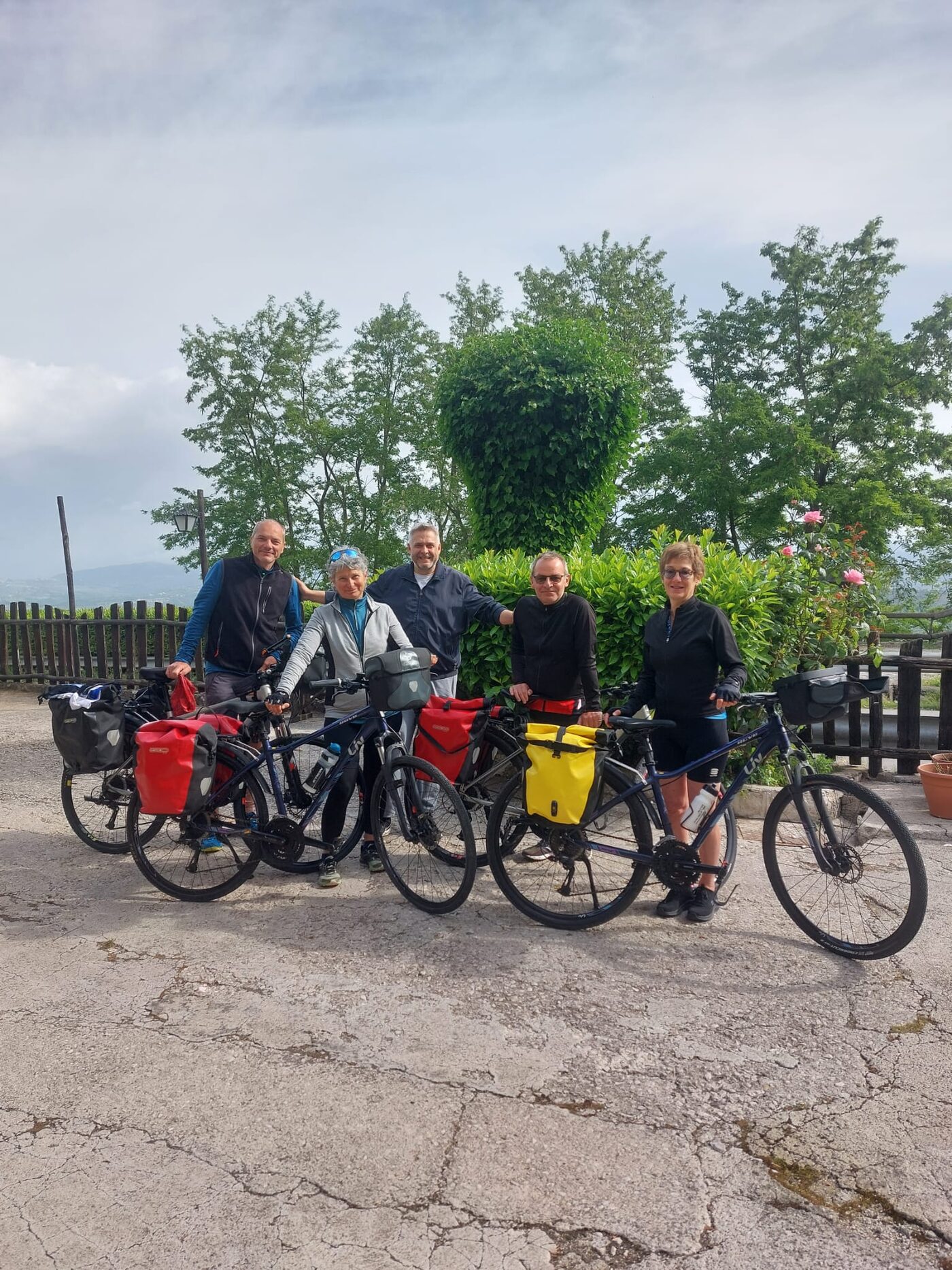 Cicloturisti in sosta alla Baita Suite