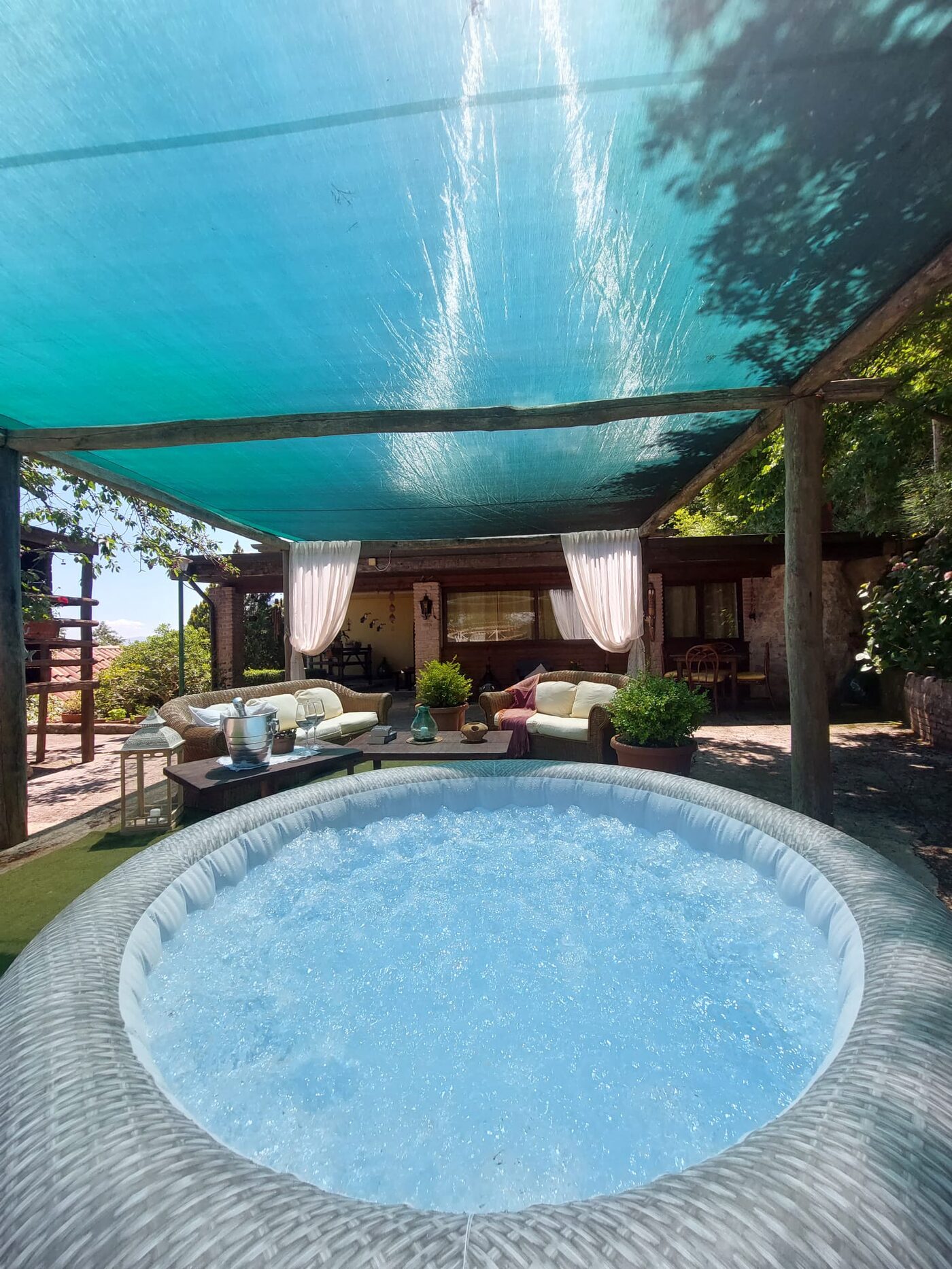 Giardino con jacuzzi esterna e pergola